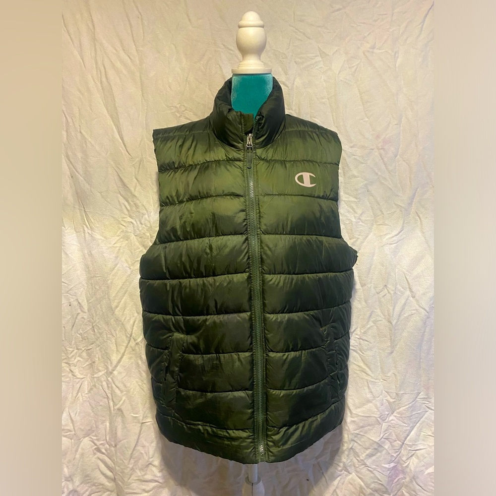 Champion: puffer vest in forest green